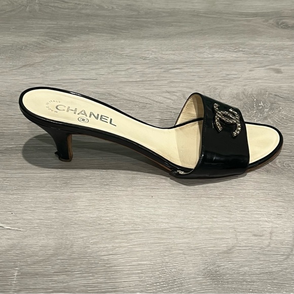 CHANEL Black Patent Leather CC Logo Kitten Heel Mules Size 39 - Picture 13 of 14